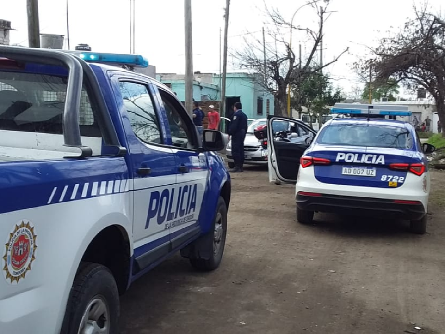 Un policía fue golpeado y otros dos, mordidos por perros pitbull en el operativo de barrio Parque