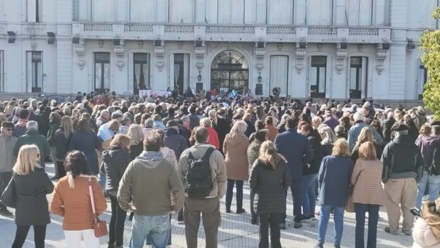 Pehuajó: Manifestación por quita de prestaciones a una clínica y cruces políticos