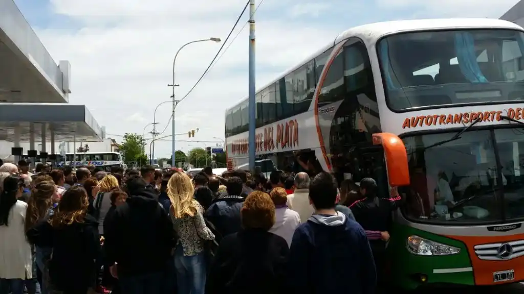 Secuestran gran cantidad de alcohol en un micro de egresados