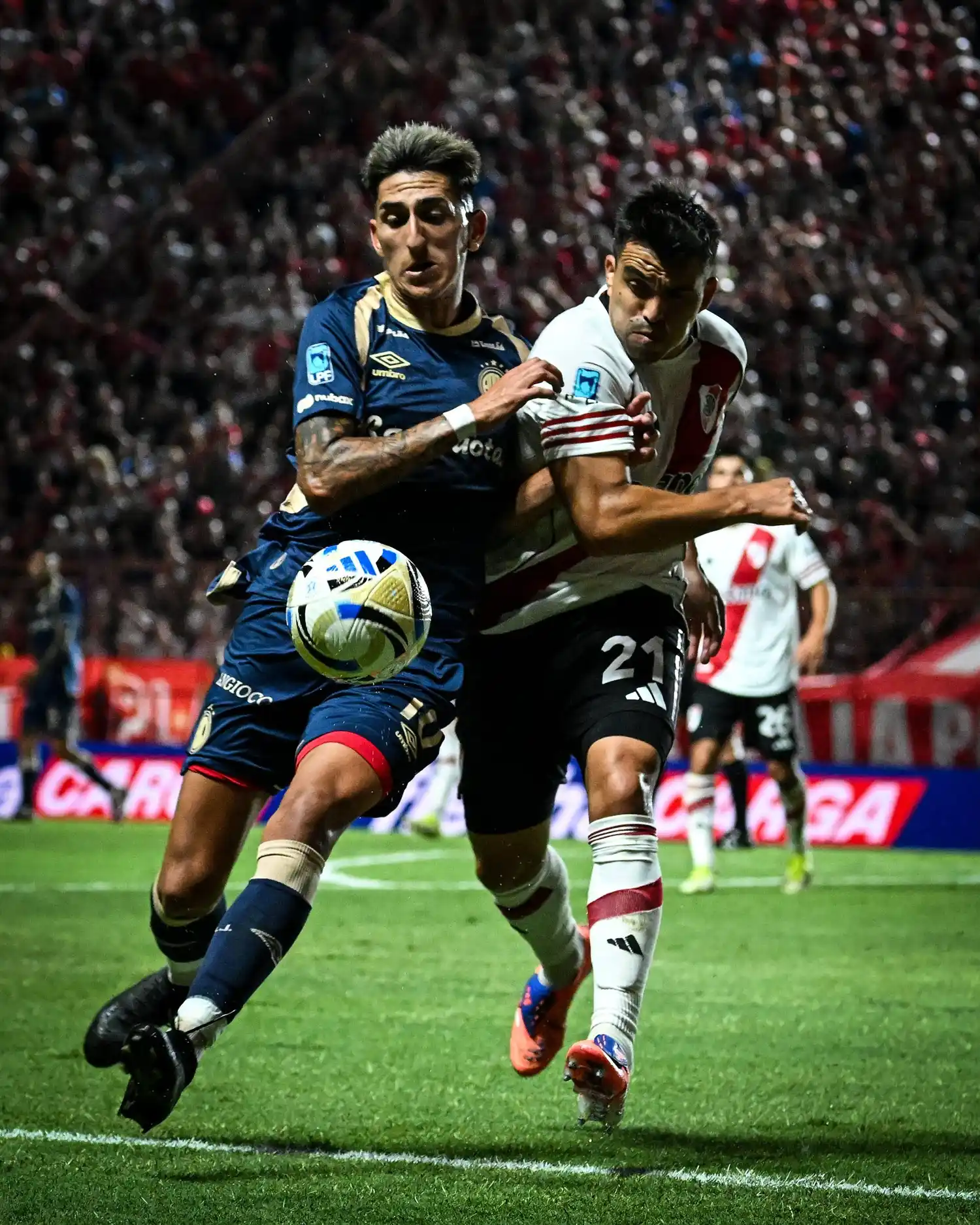 El duelo entre Lescano y Acuña.