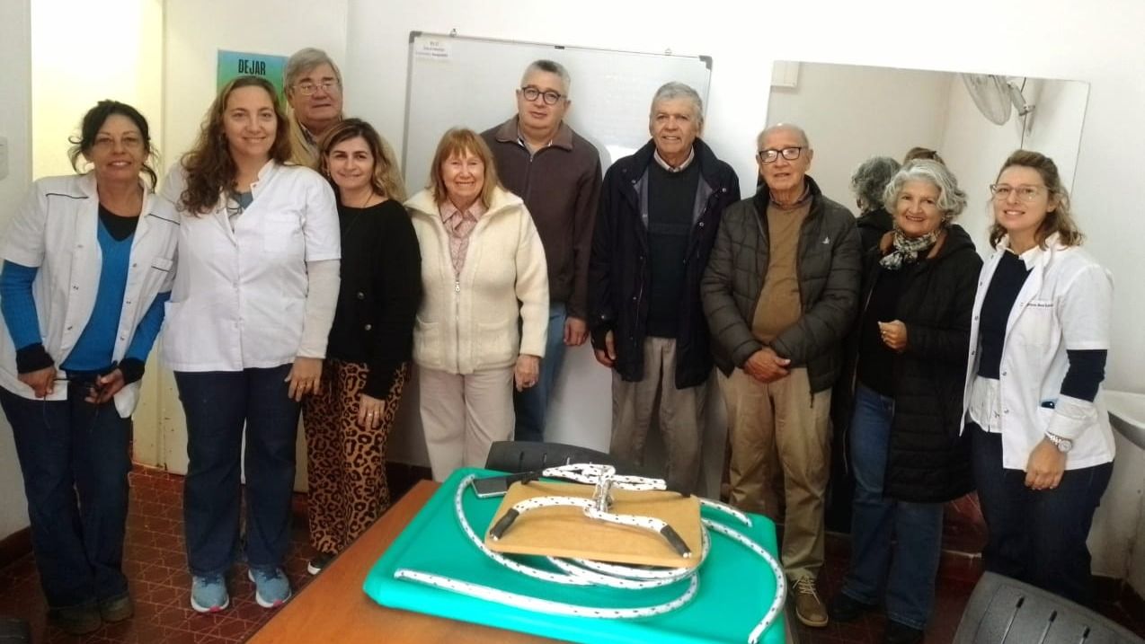 Autoridades del hospital y de rotary, junto al elemento donado.