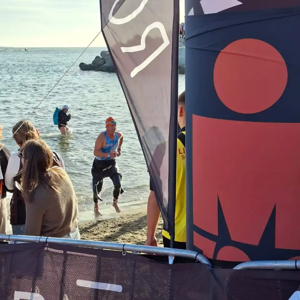 Fariña al momento de concluir la natación y emprender la transición para el ciclismo.