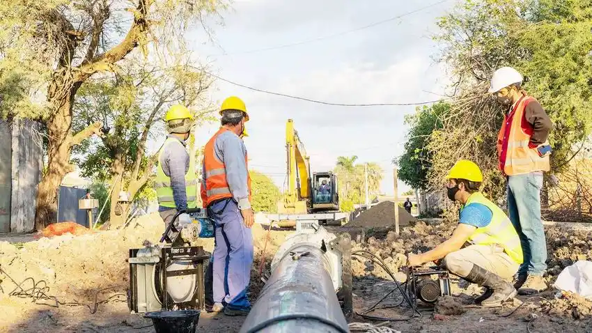 Insfrán anunció la construcción de obras cloacales para la jurisdicción cinco