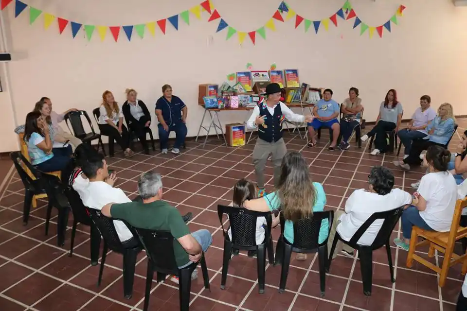 La UNL entregó libros y juegos a hospitales de la ciudad