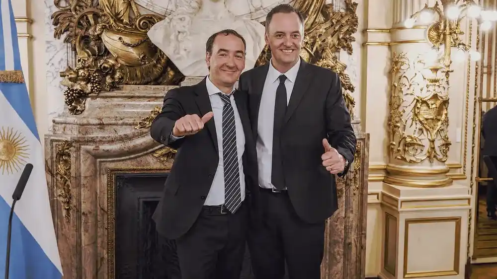 El diputado Francisco Adorni y su hermano Manuel, Jefe de Gabinete.