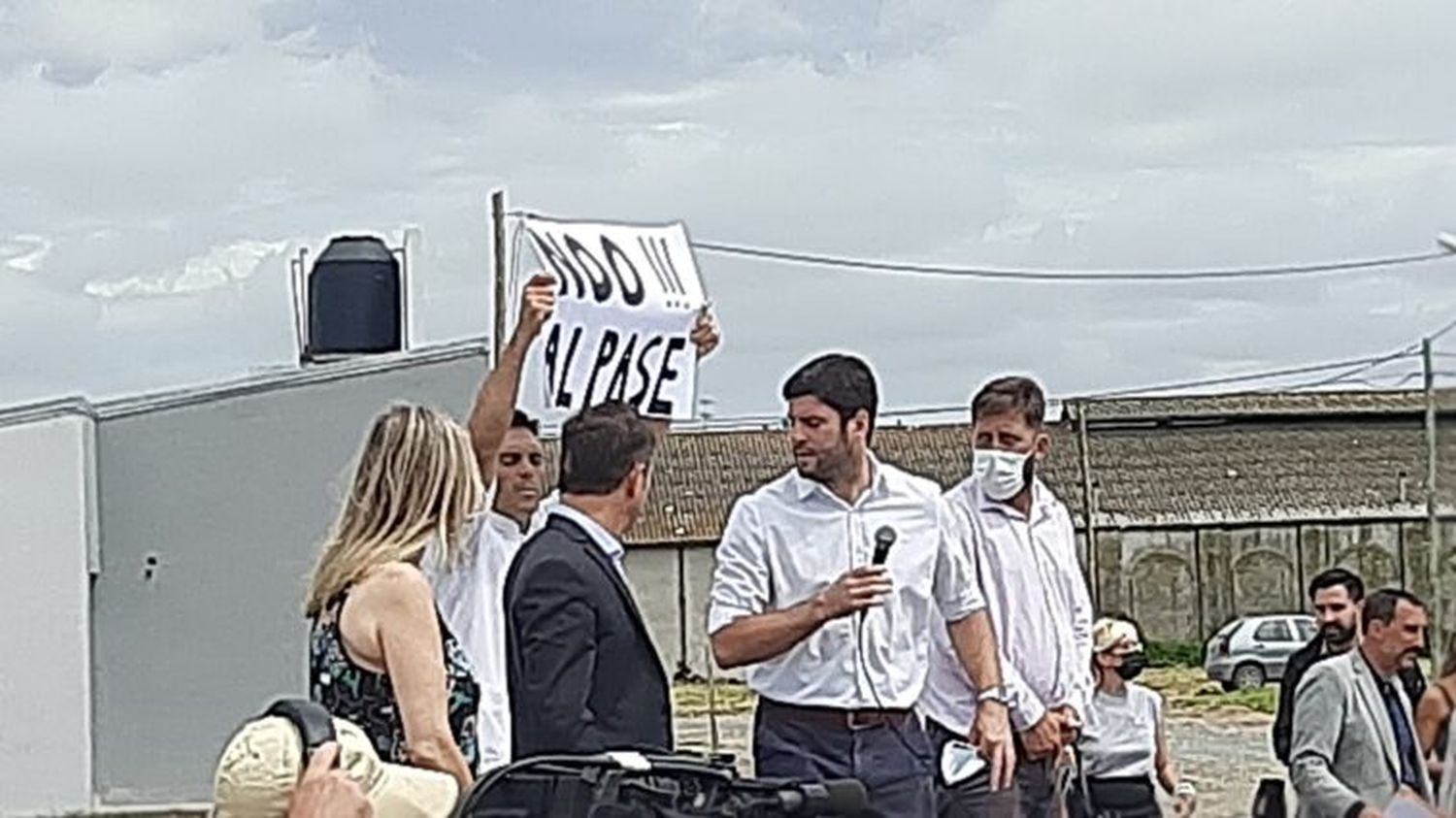 Video: Protesta "Anti Pase Sanitario" en Ayacucho durante un acto de Kicillof y el intendente