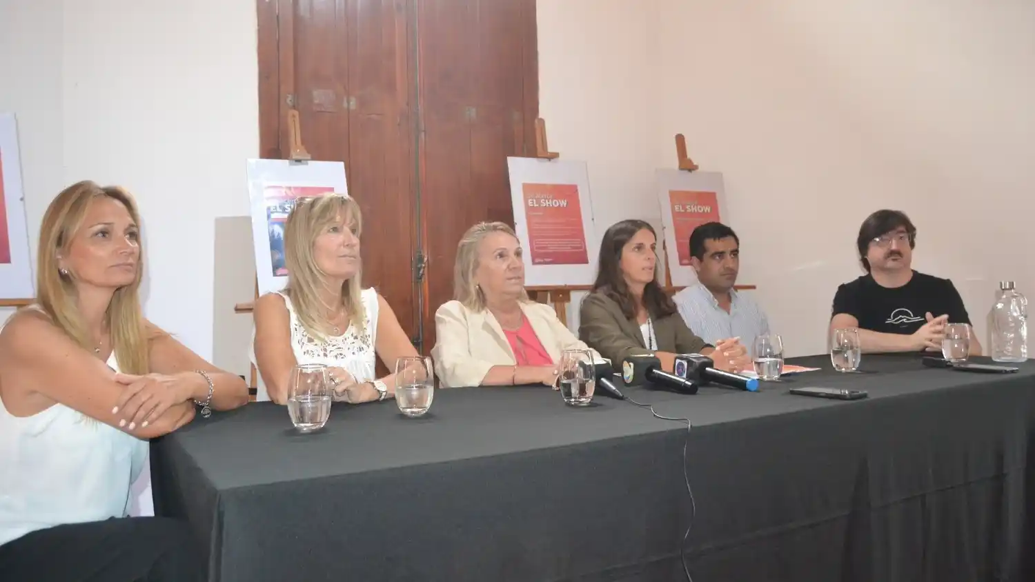Gualeguay lanza el Corso 2026 en Paraná con Dora Bogdan funcionarios e integrantes de las comparsas