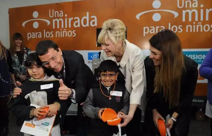 Karina Rabolini entregó anteojos a alumnos de San Miguel