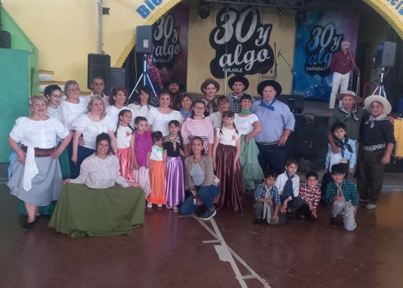 Escuelas de Danzas El Antigal invita a bailar para celebrar la tradición