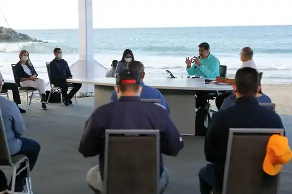 Moviendo las fichas de su ajedrez: Maduro hace cambios en gabinete ministerial