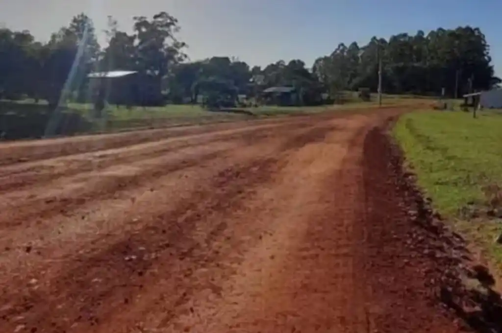 Según informaron medios locales, la amoladora estaba en el suelo, conectada a la toma eléctrica, mientras la Justicia investiga las circunstancias del hecho. (Foto: gentileza Diario Época)
