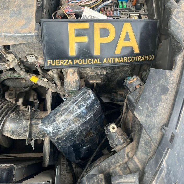 El ladrillo de cocaína encontrado en el auto.