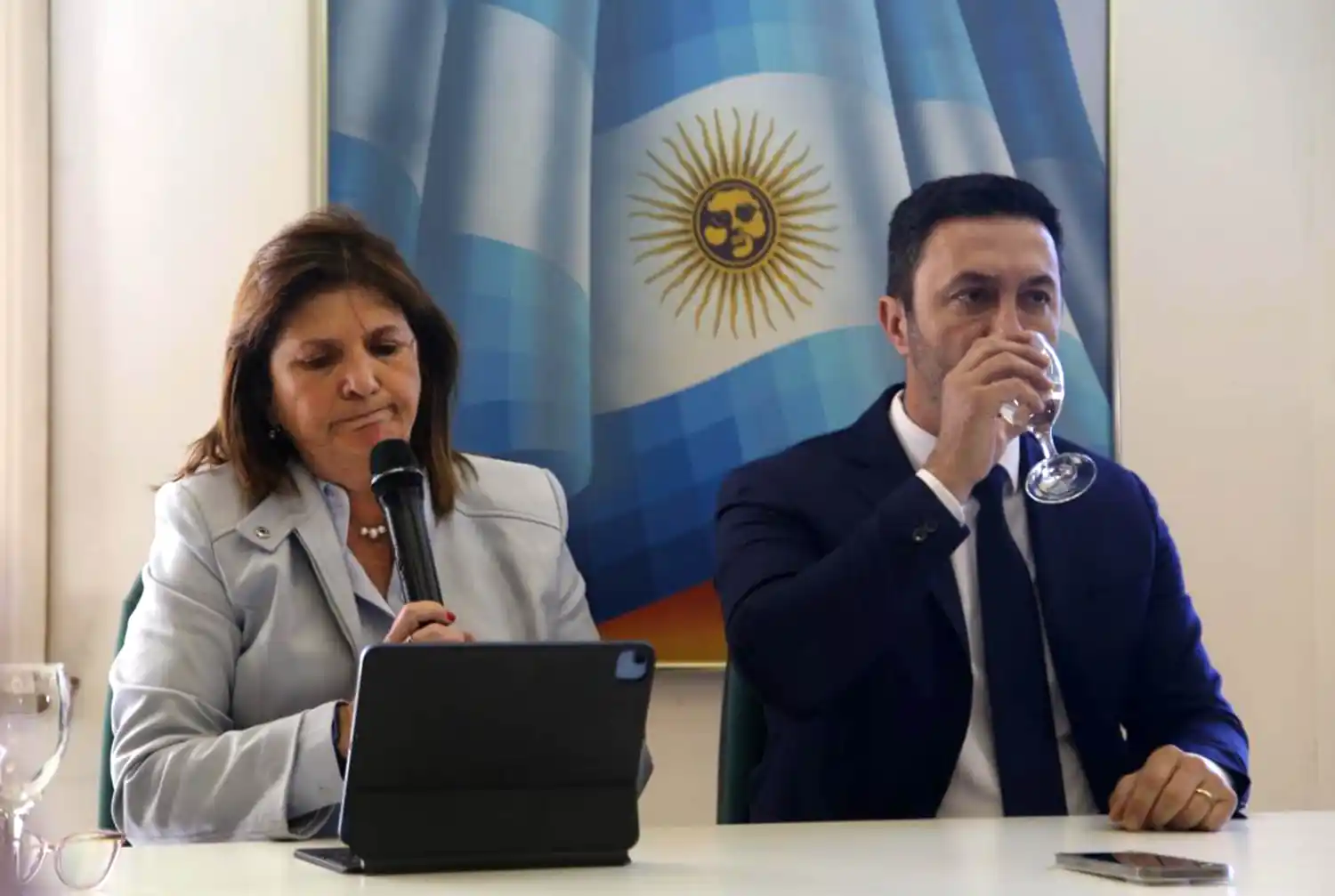 Patricia Bullrich junto a Luis Petri durante la conferencia de prensa.