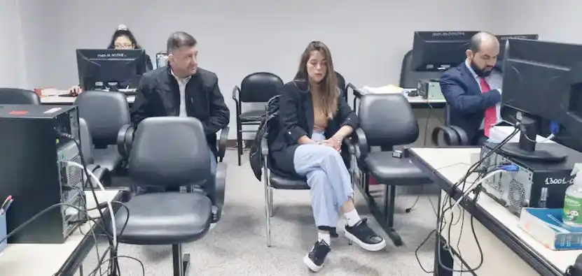 Edgardo Kueider y su pareja durante el juicio por contrabando que enfrentan en Paraguay