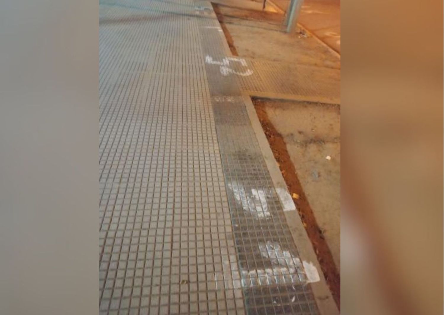 Plaza Constitución: me quedé asombrado al ver la vereda toda pintada