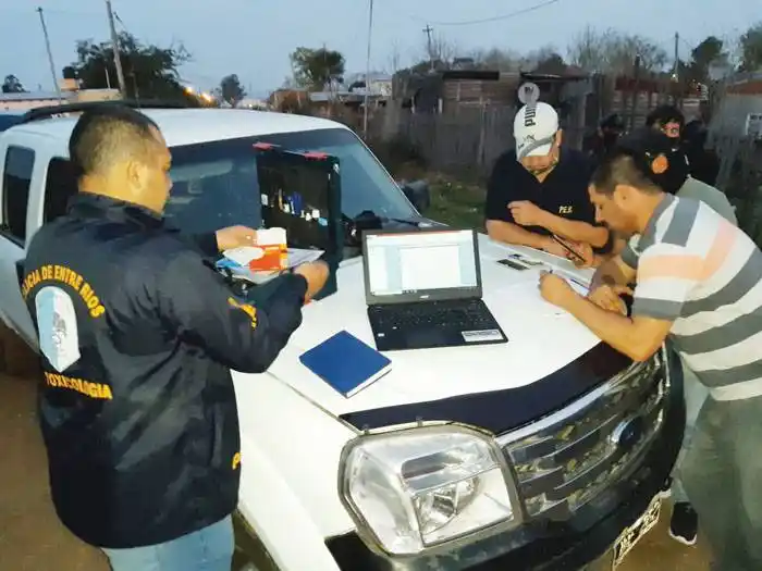 Allanamiento por  narcomenudeo, con detenidos