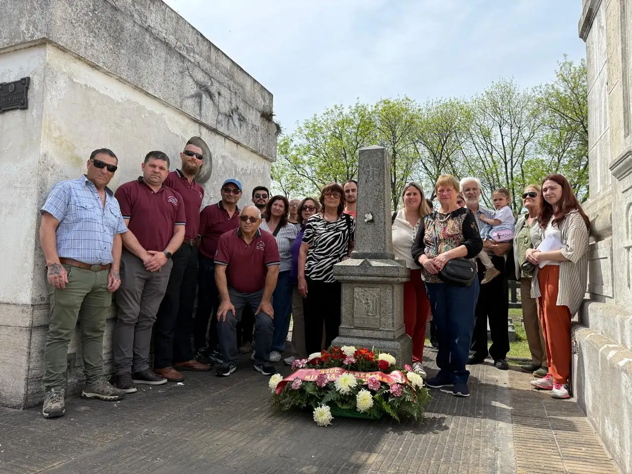 Una emotiva jornada se vivió en el Cementerio Municipal, donde homenajearon a los obreros catenristas.