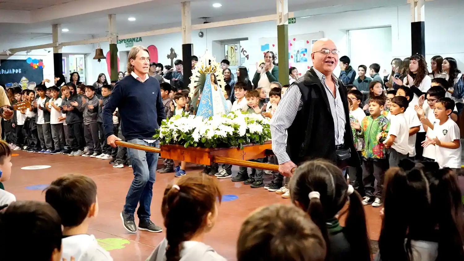 Con la imagen de la Virgen. Recibimiento de los chicos en el Colegio Nuestra Señora de la Merced