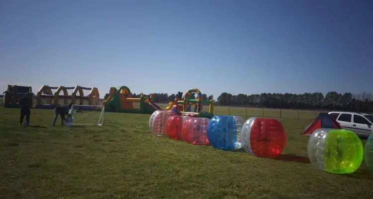 Primera jornada del cuarto Megafestival del Aire en el aeroclub, para volar en parapente, paramotor y globo aerostático