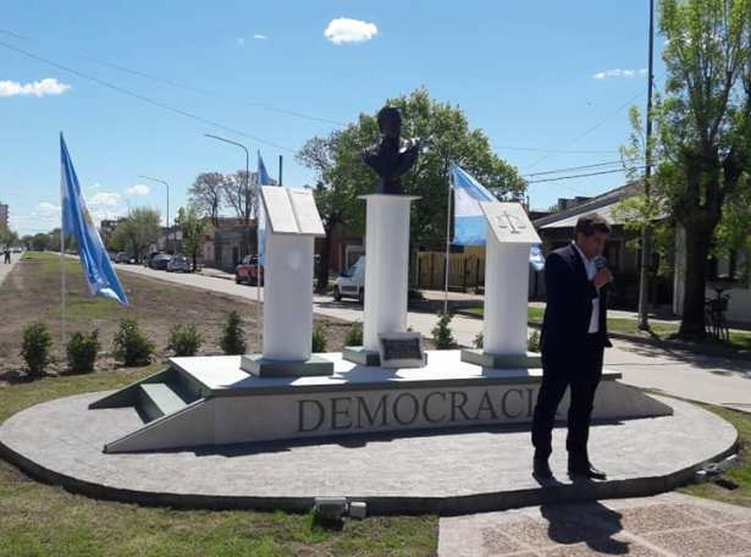 Intendentes radicales de la Quinta Sección inauguraron monumento a Alfonsín en Lobería