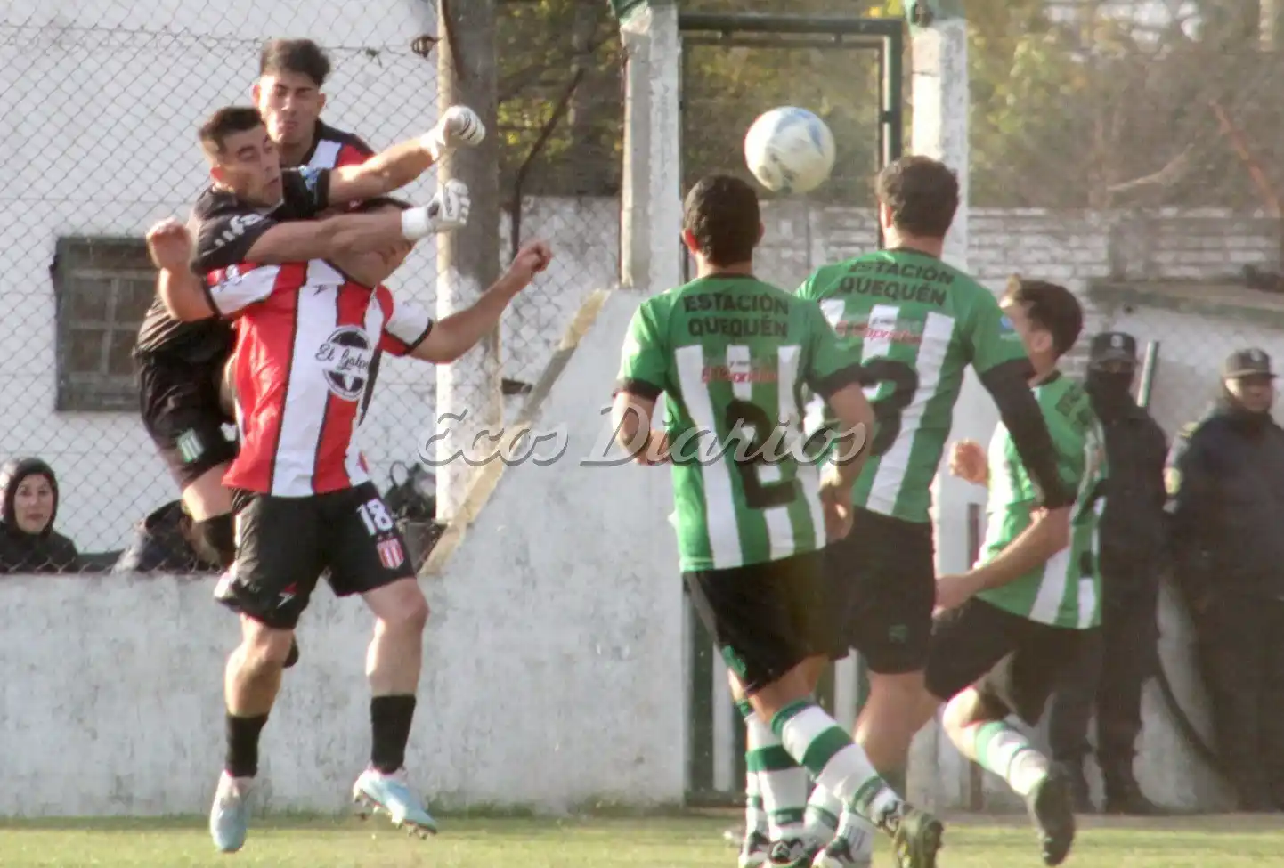 Jonathan Rodríguez rechaza con los puños para cortar el ataque rival