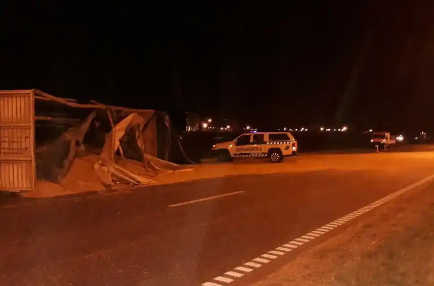 Volcó un camión cerealero en Circunvalación y Uriburu