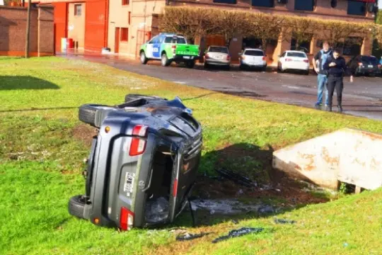 Fuerte tormenta de piedras azotó Chivilcoy y provocó el vuelco de una camioneta