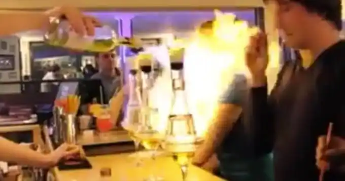 Barman se hizo el canchero y prendió fuego a clienta