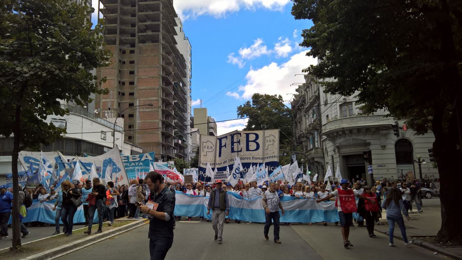 Sigue el paro: Docentes marcharon y anunciaron que este viernes no habrá clases 