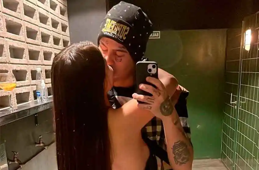 Romance confirmado: Duki subió una foto besando a Emilia Mernes