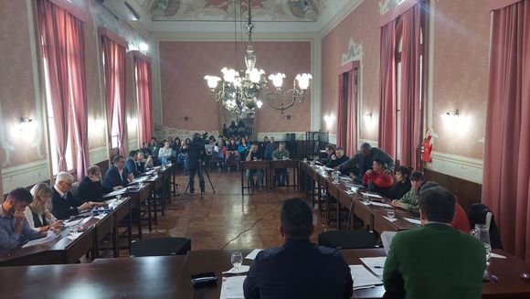 La casta sigue de fiesta: 51 millones por mes, por concejal costará mantener el Concejo Deliberante