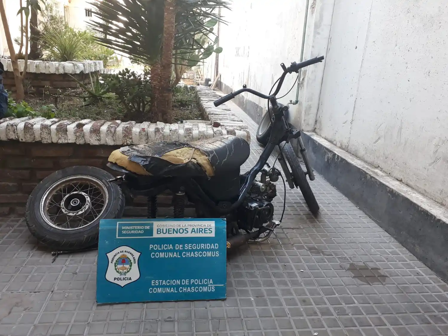 Por cámara de monitoreo, dieron con una moto robada en Chascomús que estaba siendo desarmada por un menor
