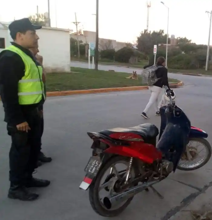 Dos individuos intentaron  escapar de control policial