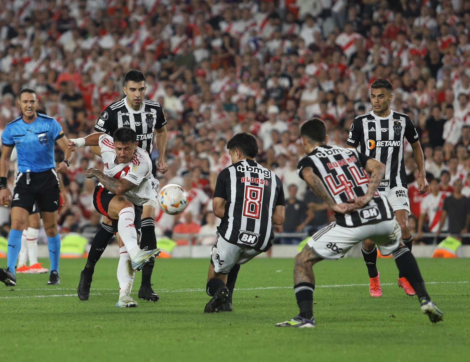 Bareiro intenta el remate, rodeado de rivales. River empujó, pero no tuvo claridad.