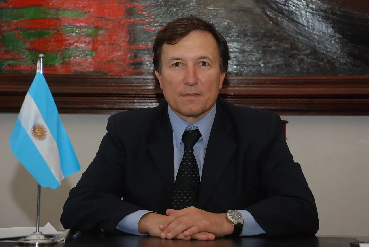 Intendente de Bahía Blanca no se animó al baldazo de agua helada y pagó la multa