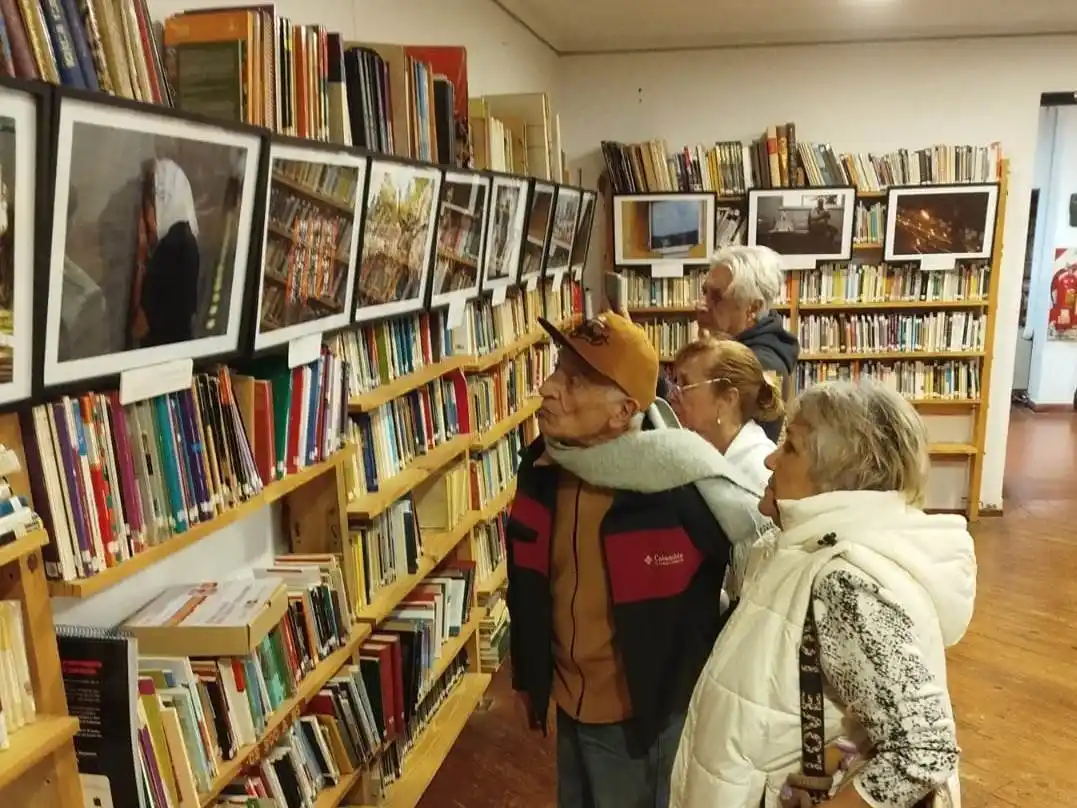 La exposición se puede visitar y recorrer en los horarios de atención que brinda la Biblioteca Popular José Ingenieros, ubicada en calle Bolívar 132