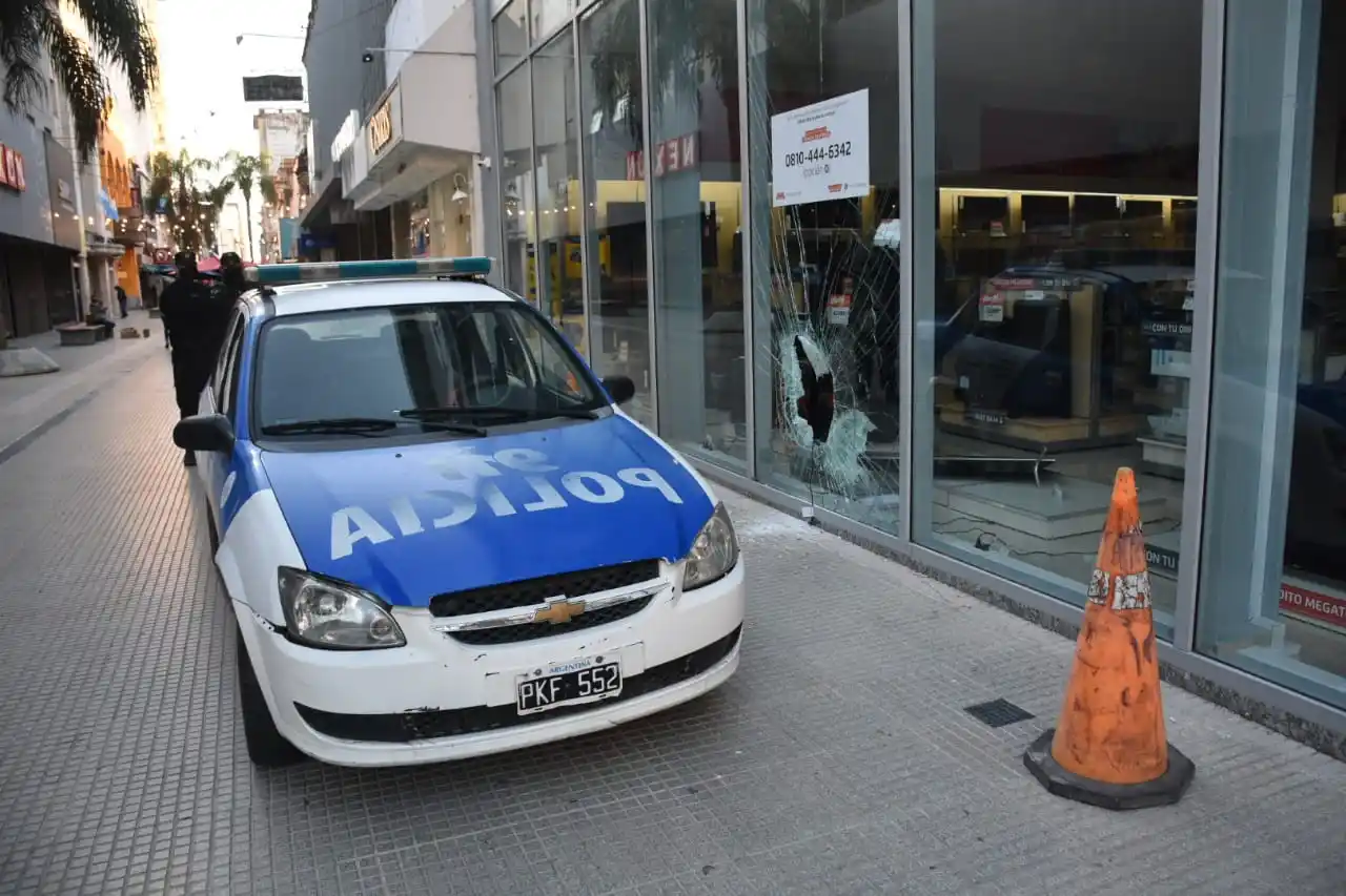 Robo y vandalismo en plena peotonal santafesina