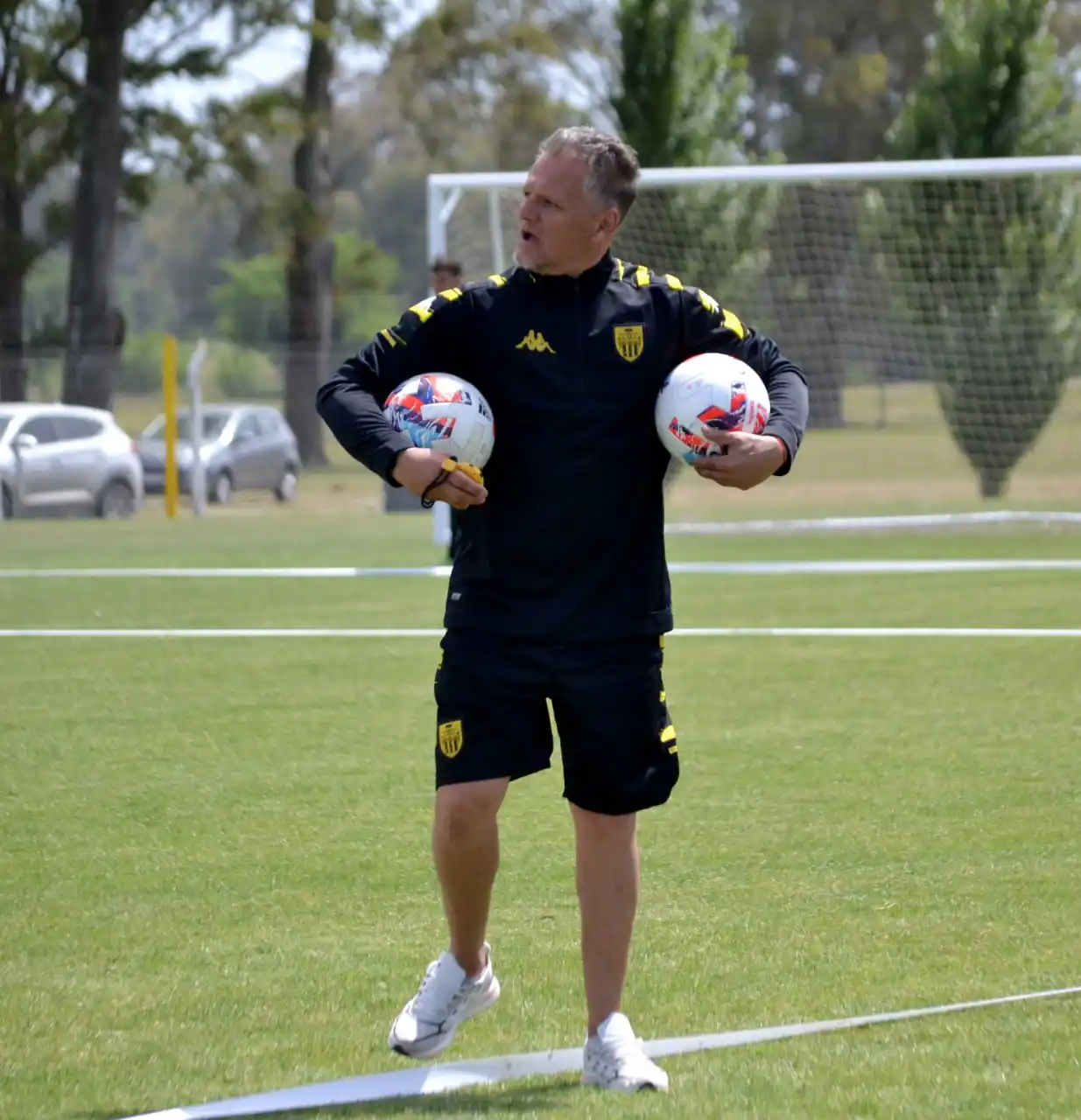 Cejas, DT de Santamarina.