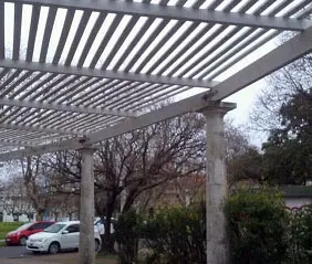 Proponen la colocación de cartelería en todas las plazas