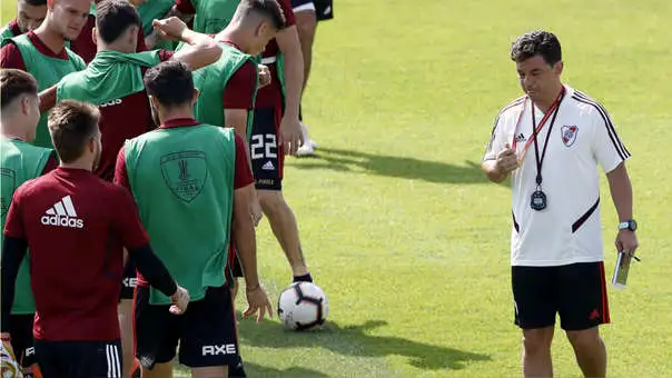 Gallardo ensayó con Scocco de titular