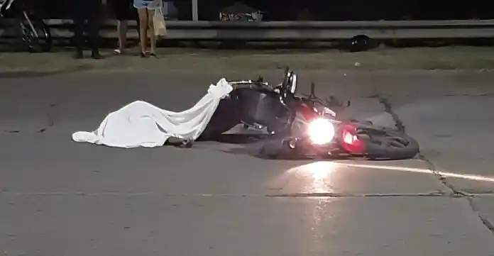 Se voló una placa de un edificio en obra y mató a un motociclista