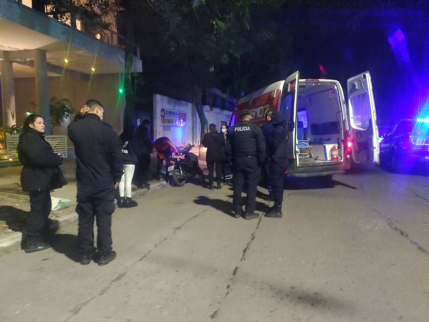 Trasladaron a un motociclista al Hospital tras chocar contra una camioneta