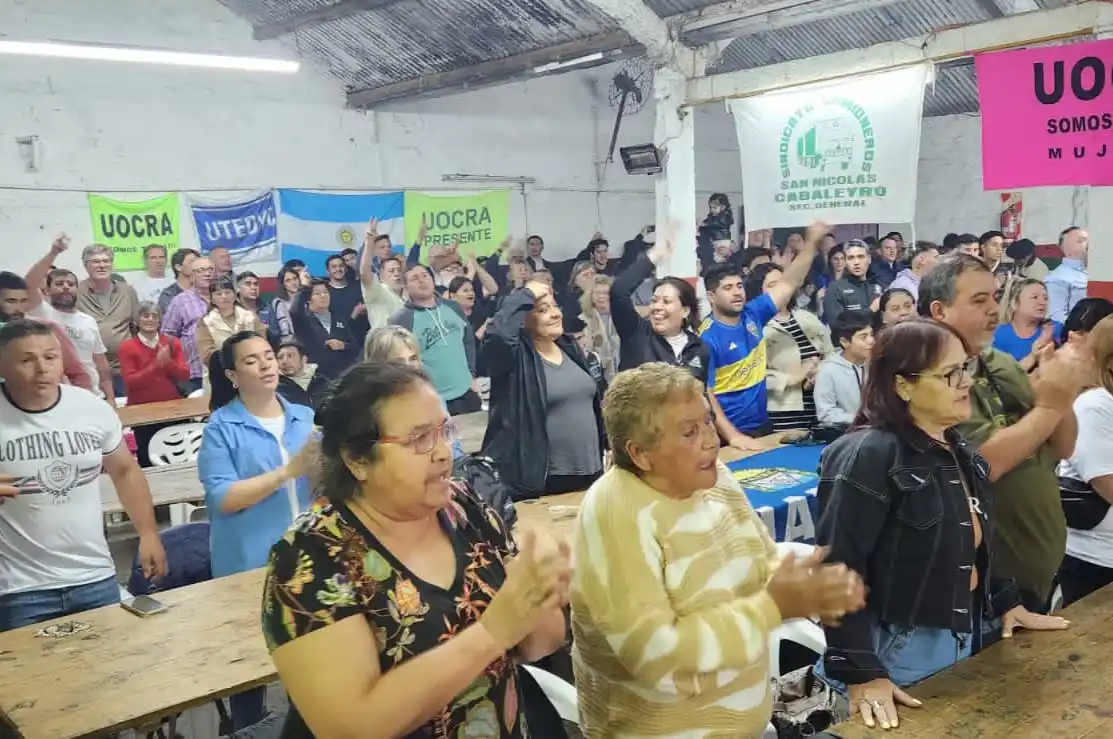 Tras el acto, cantaron la marcha peronsita y compartieron choripanes.