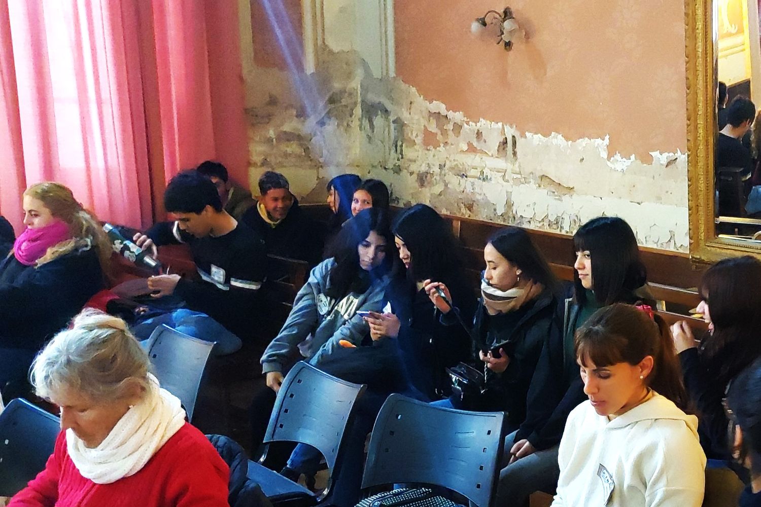 El Salón Dorado presenta serios deterioros en sus paredes.
