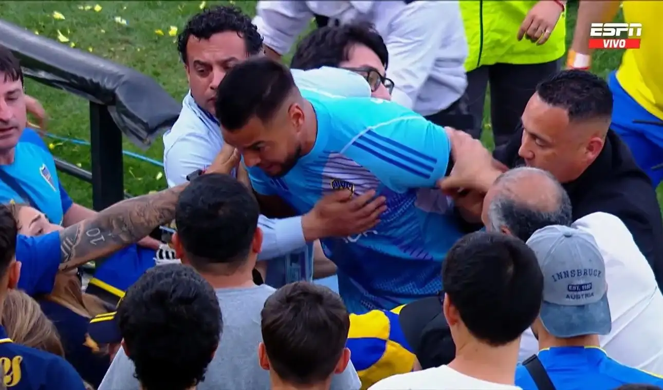 Romero, en plena disputa con los hinchas de Boca.