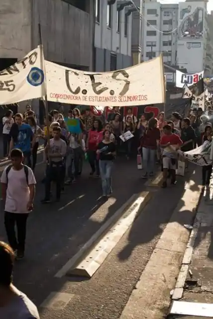 Estudiantes secundarios marchan contra el Operativo Aprender