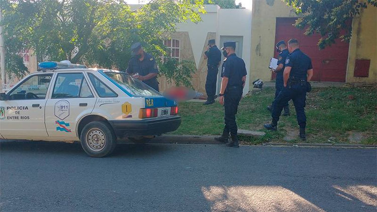 Un hombre fue apuñalado en aparente pelea, caminó varios metros y murió