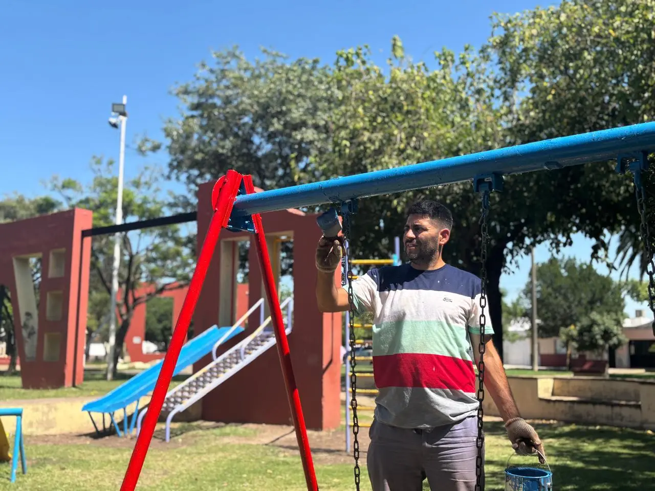 Realizan tareas de mantenimiento en la Plaza Fossano, del barrio 9 de Julio