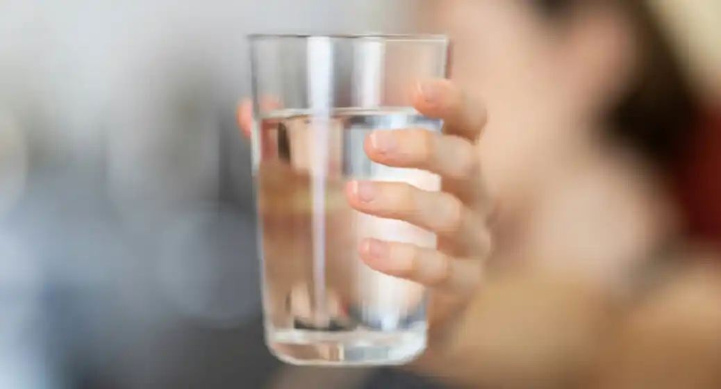 No son dos litros: cuál es la cantidad de agua que hay que tomar en el día