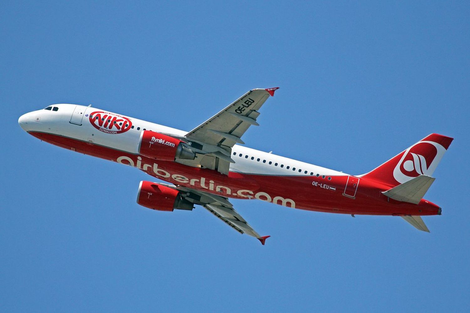 IAG compra activos de Niki para abrir una filial de Vueling en Austria